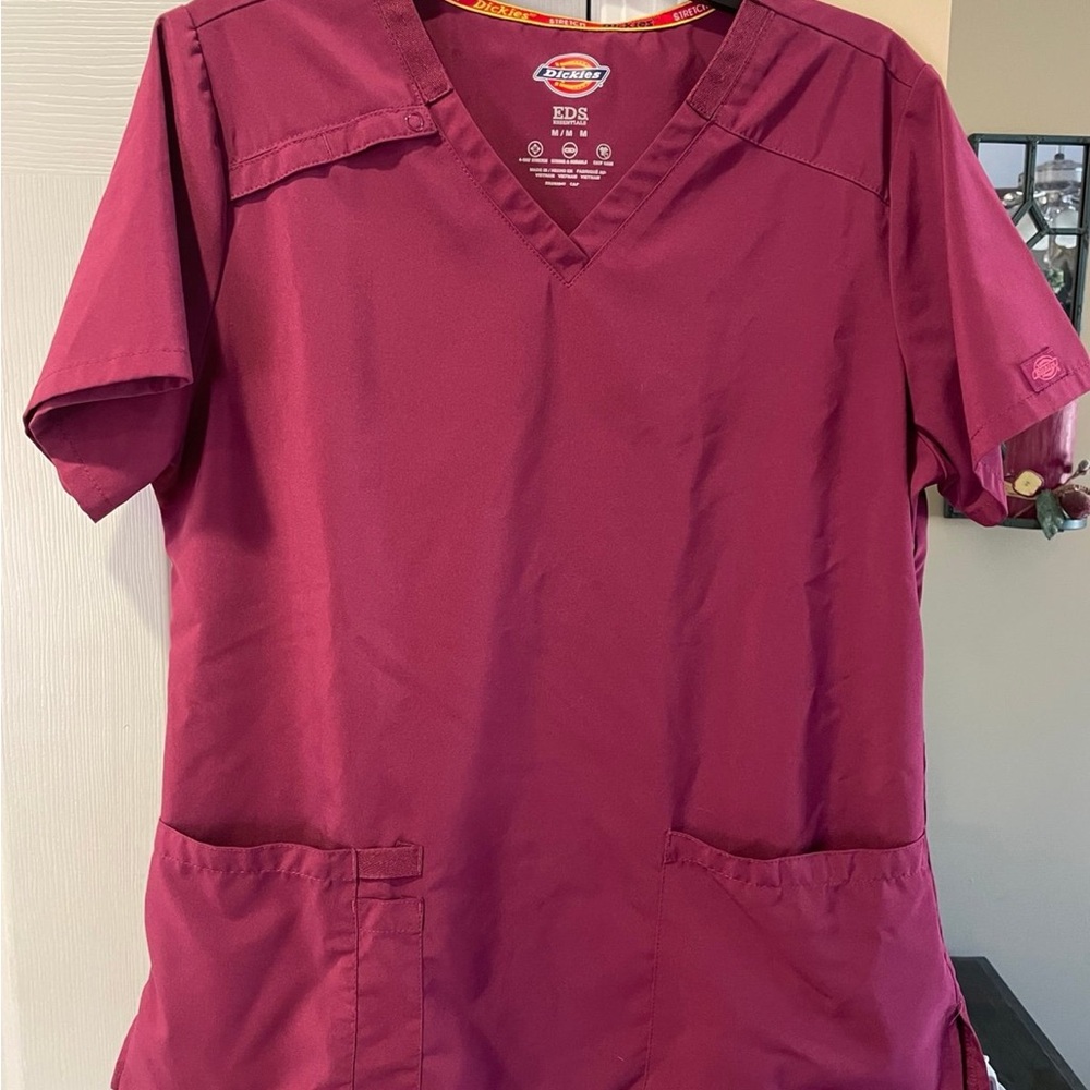 Medium scrub shirt lot - Picture 5 of 8